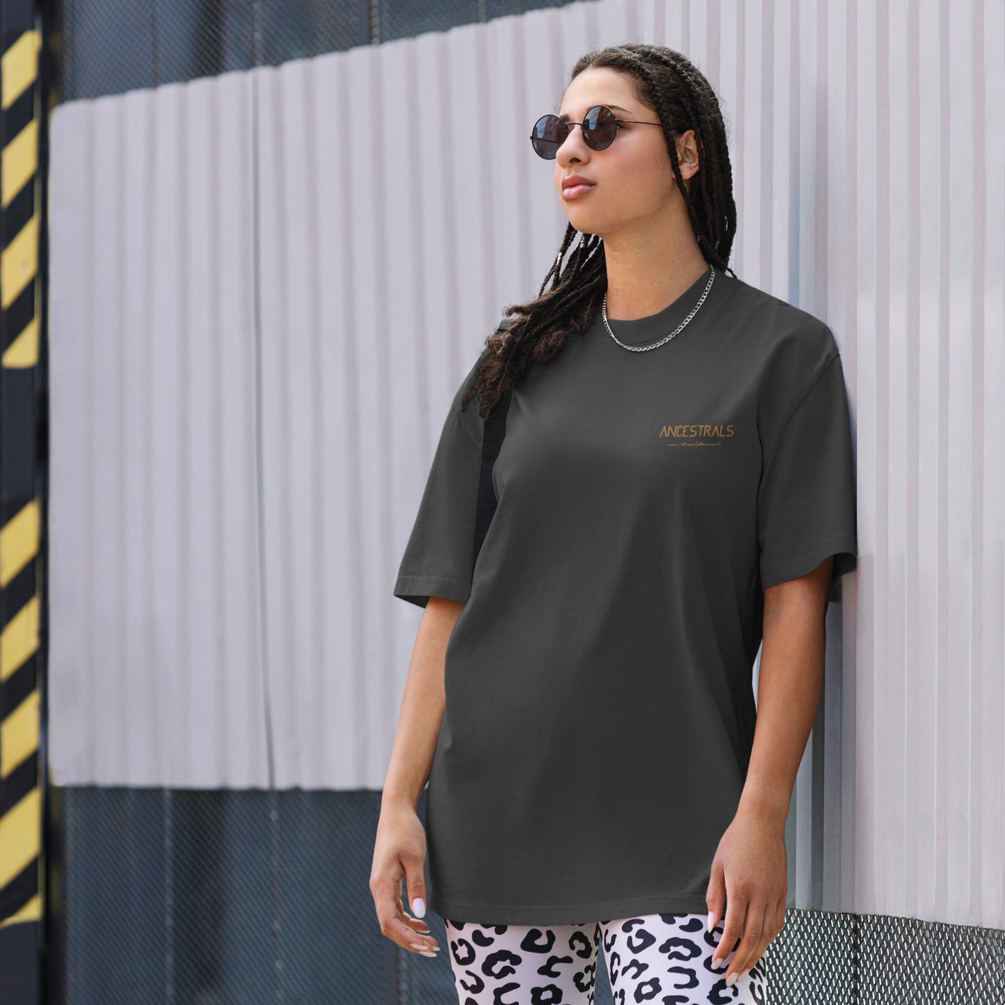 Camiseta oversize con efecto desgastado "Ancestrals, texto oro viejo"